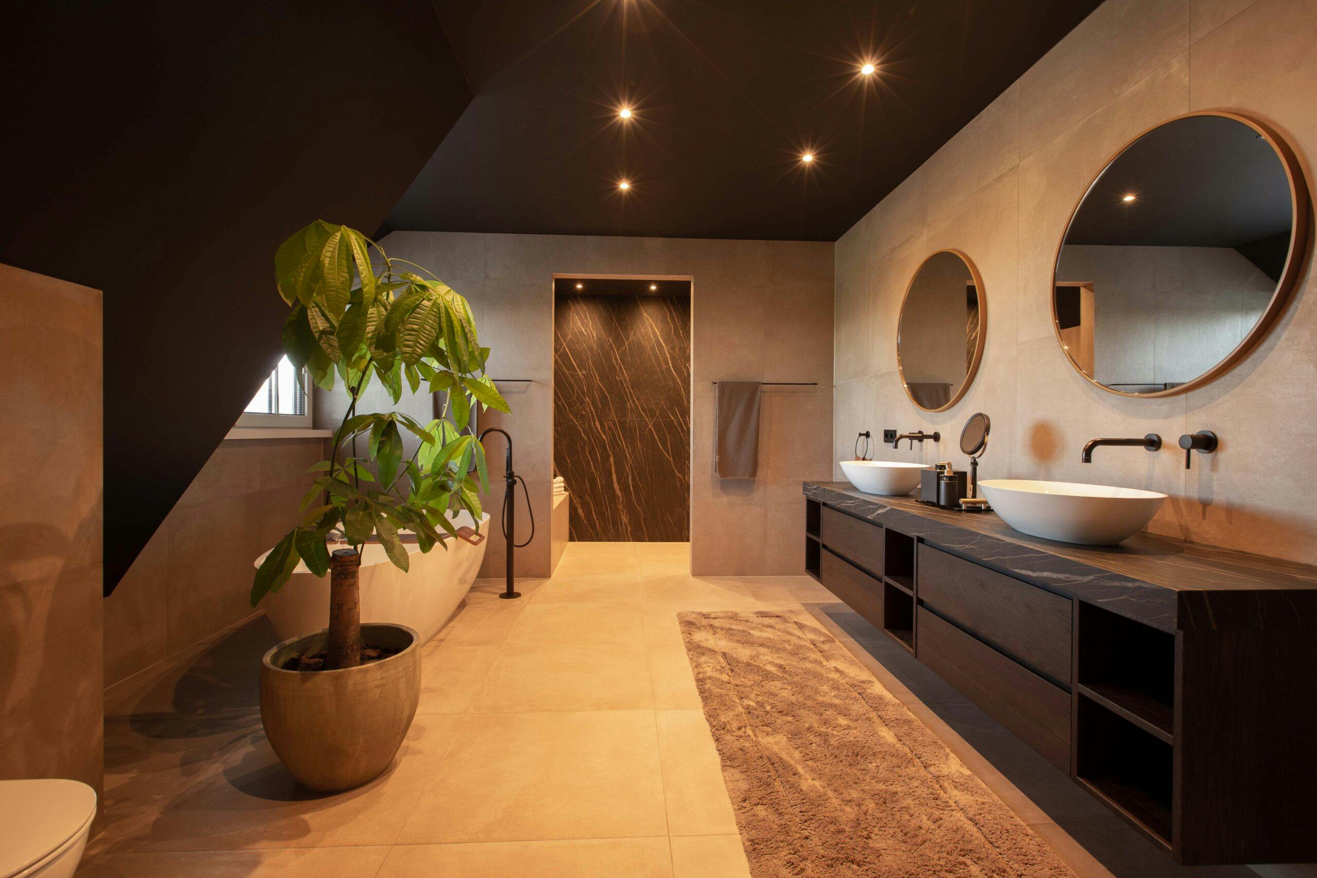 Keramische tegels in een ruime luxe badkamer