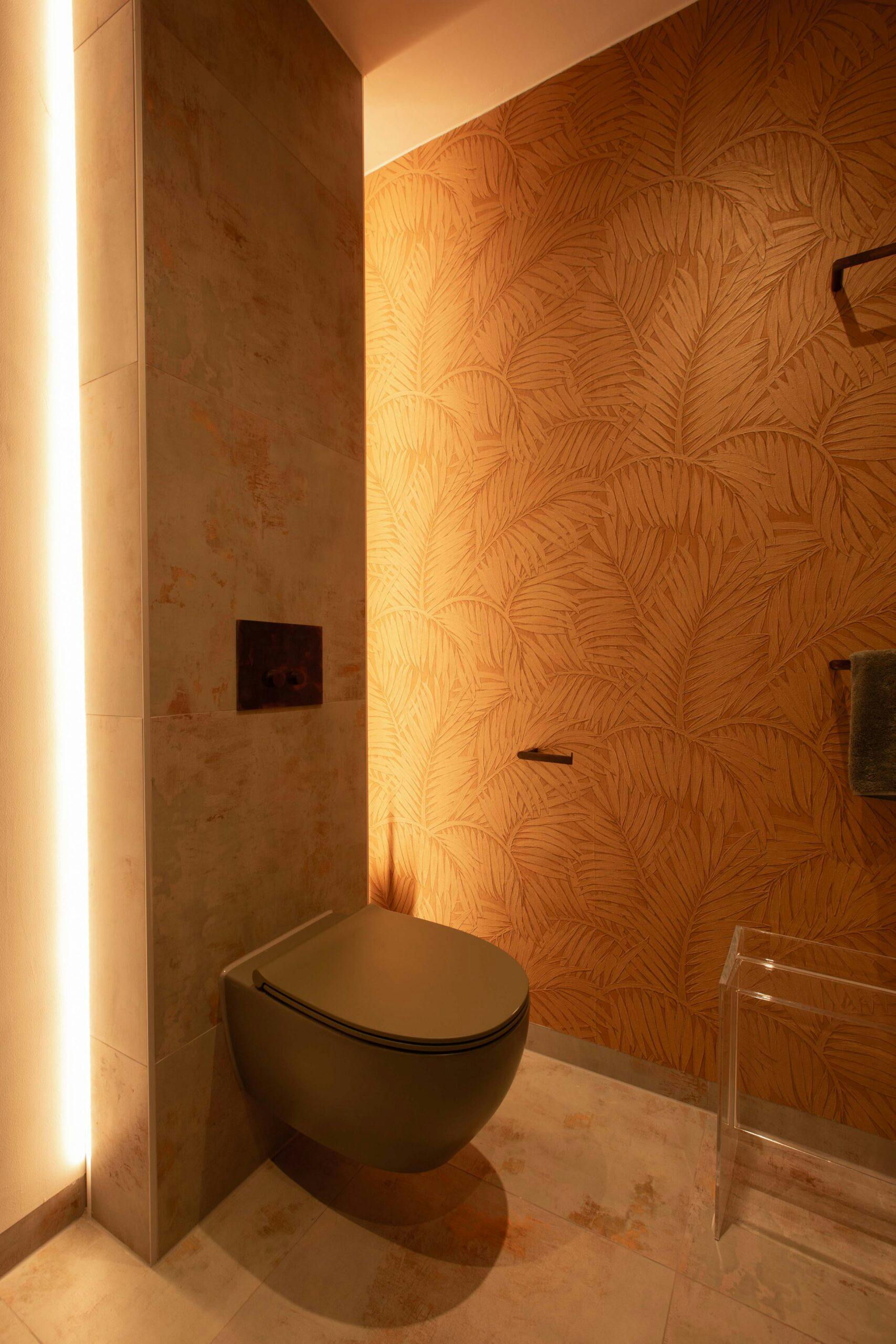 Een toiletruimte waar gebruik is gemaakt van luxe behang op de muren.