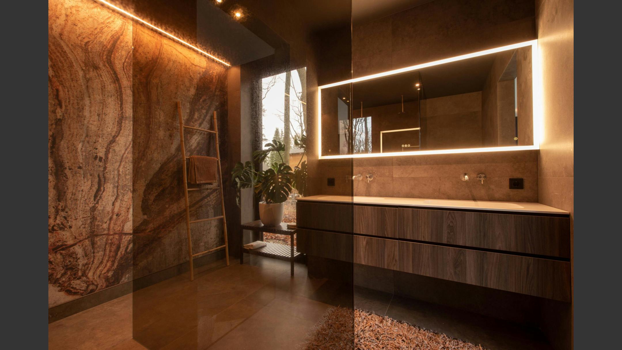 Verlichting achter de spiegel van een badkamer geeft een luxe uitstraling