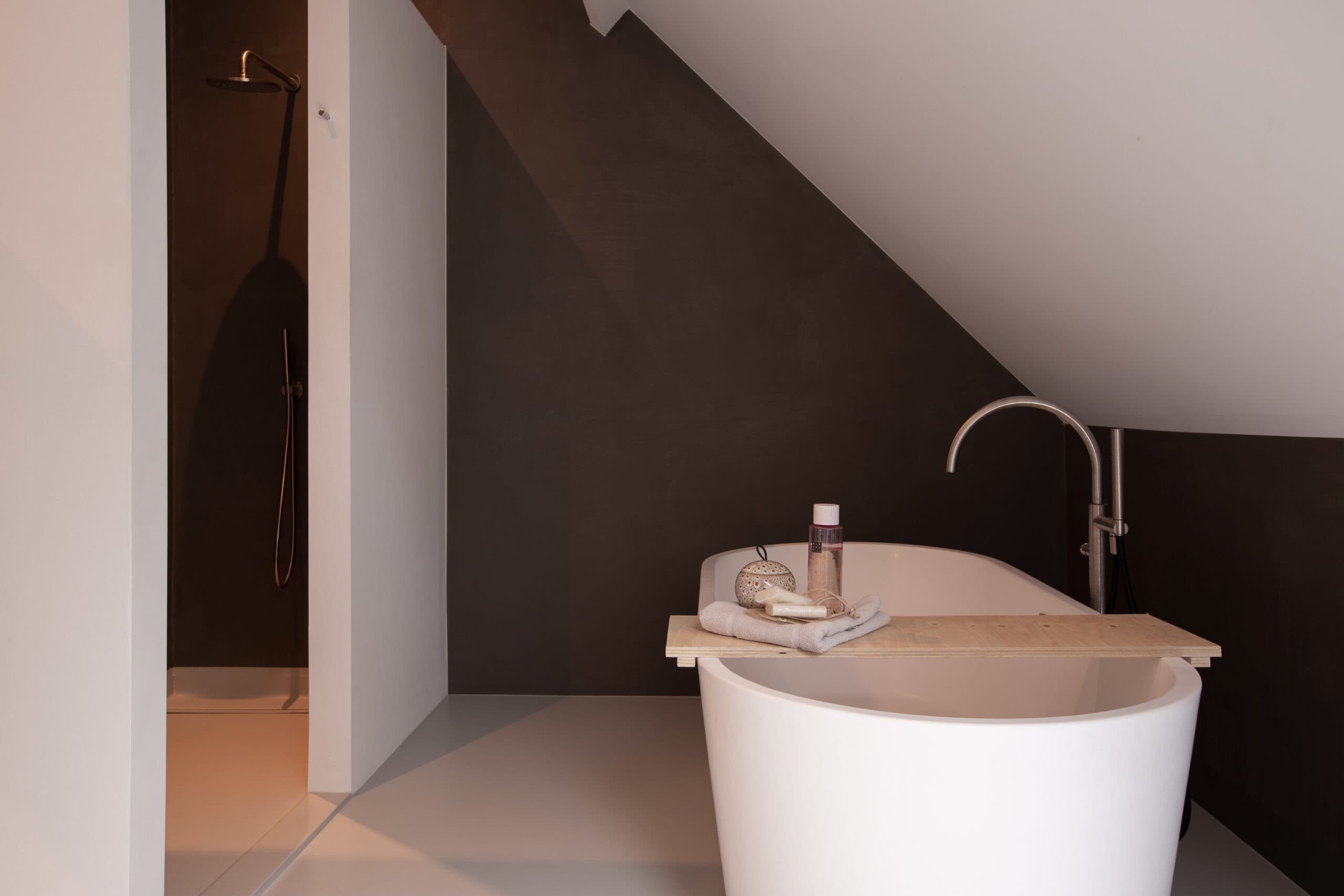 Het Scandinavische design kenmerkt zich door hoekige patronen op de muur en de vloer.