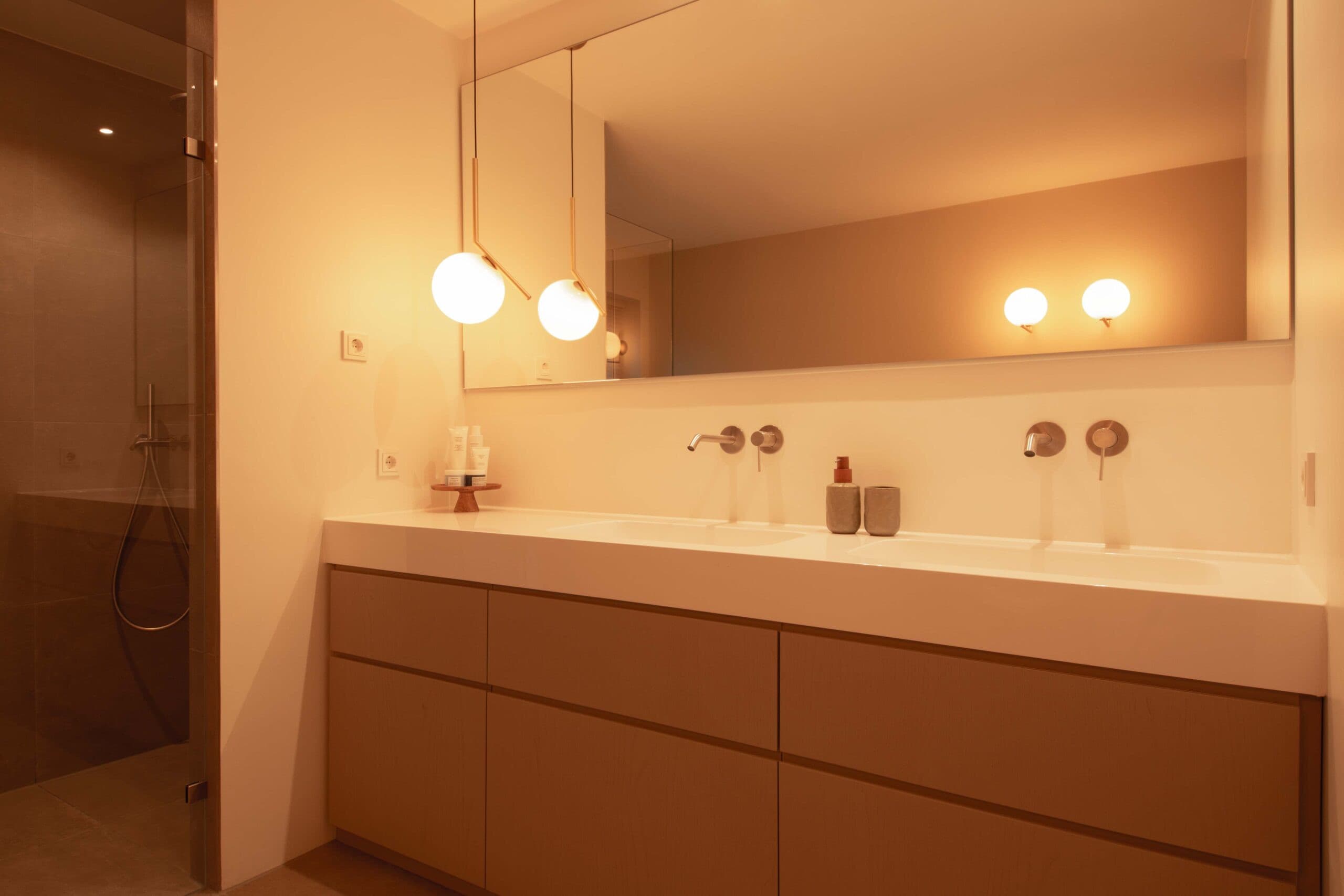 Gesloten luxe opbergruimtes onder wastafels