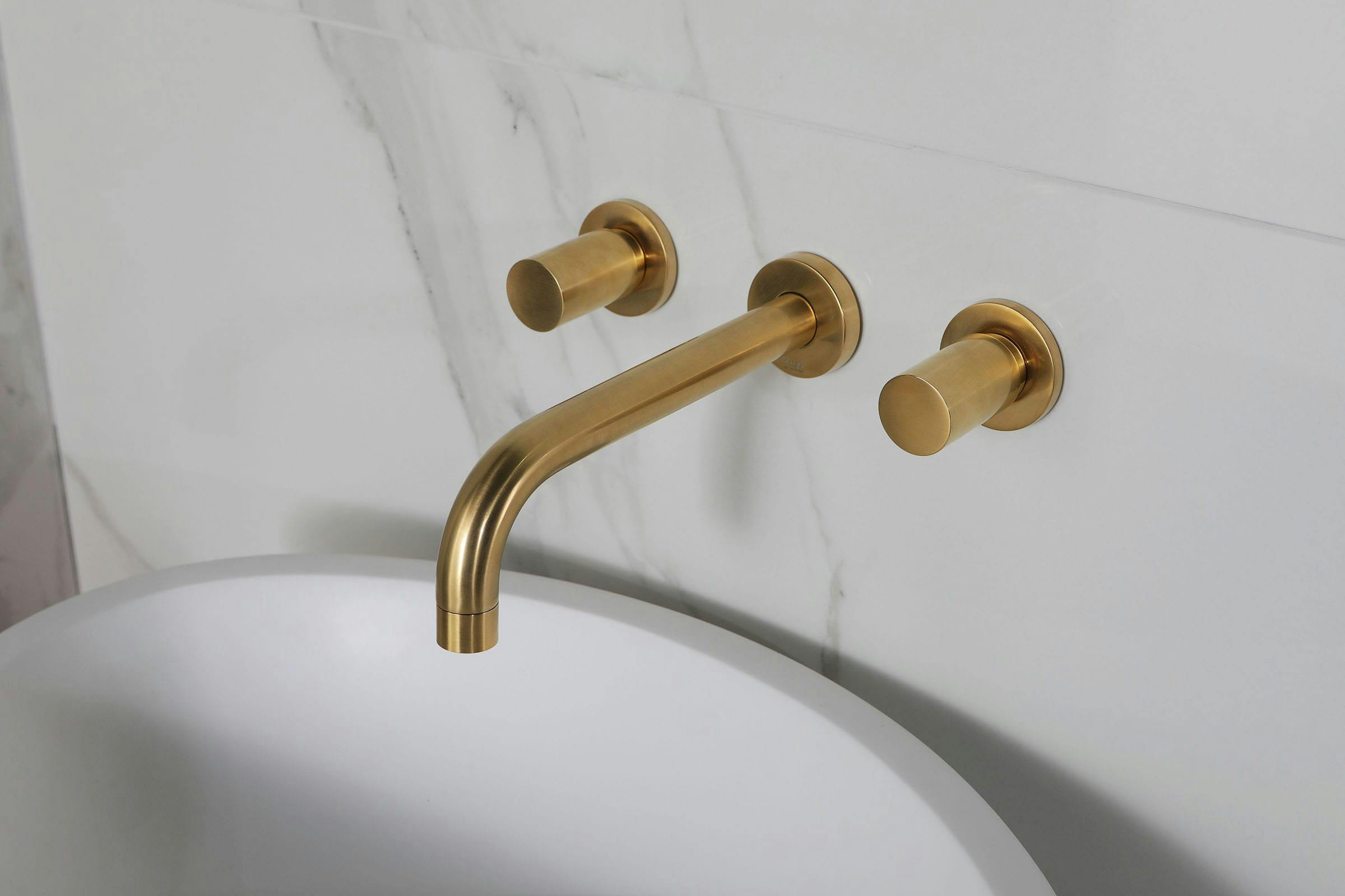 Een gouden kraan maakt een luxe badkamer compleet.