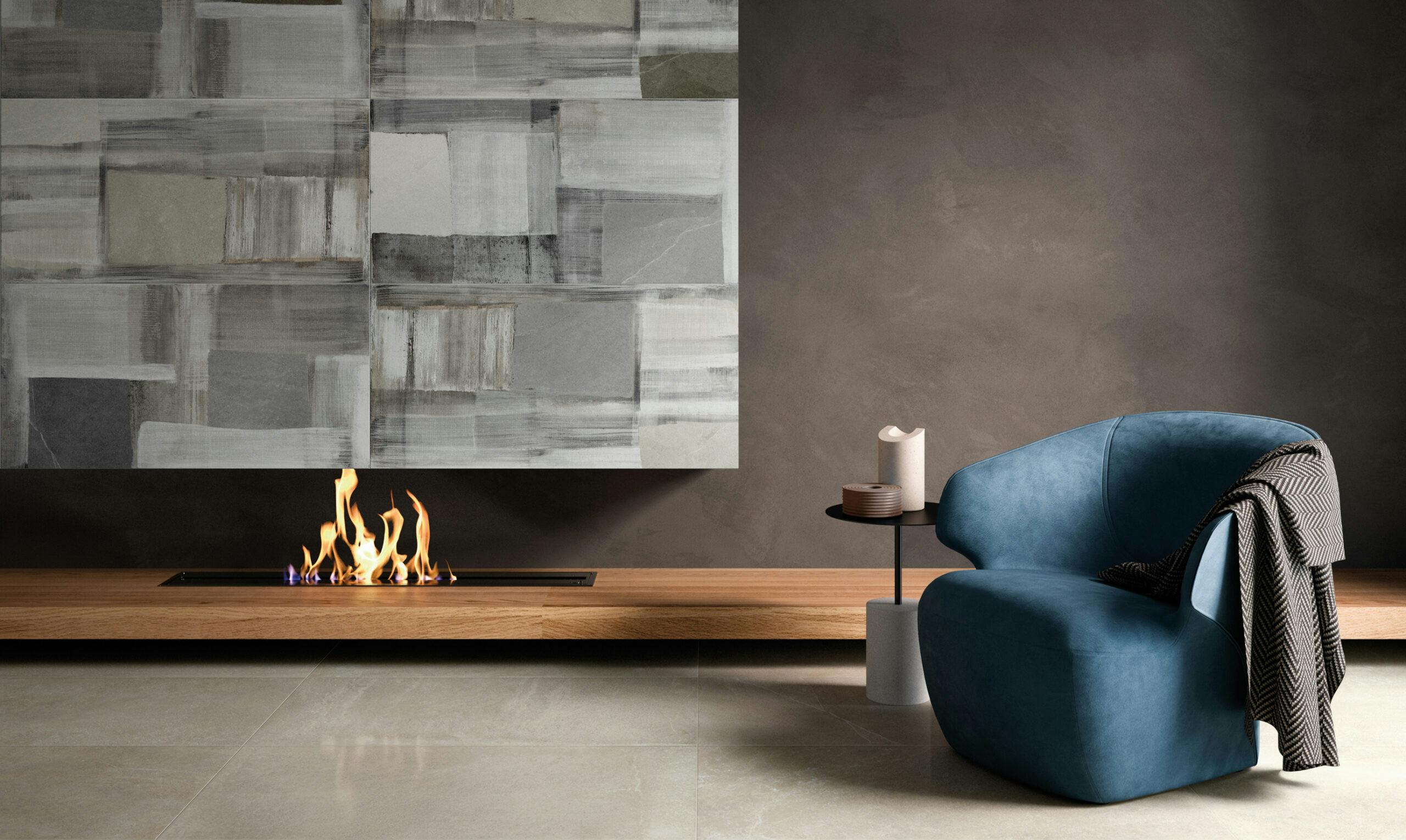 Moderne woonkamer met een blauw stoel, houten tv meubel en met grijze keramishce natuursteen tegels