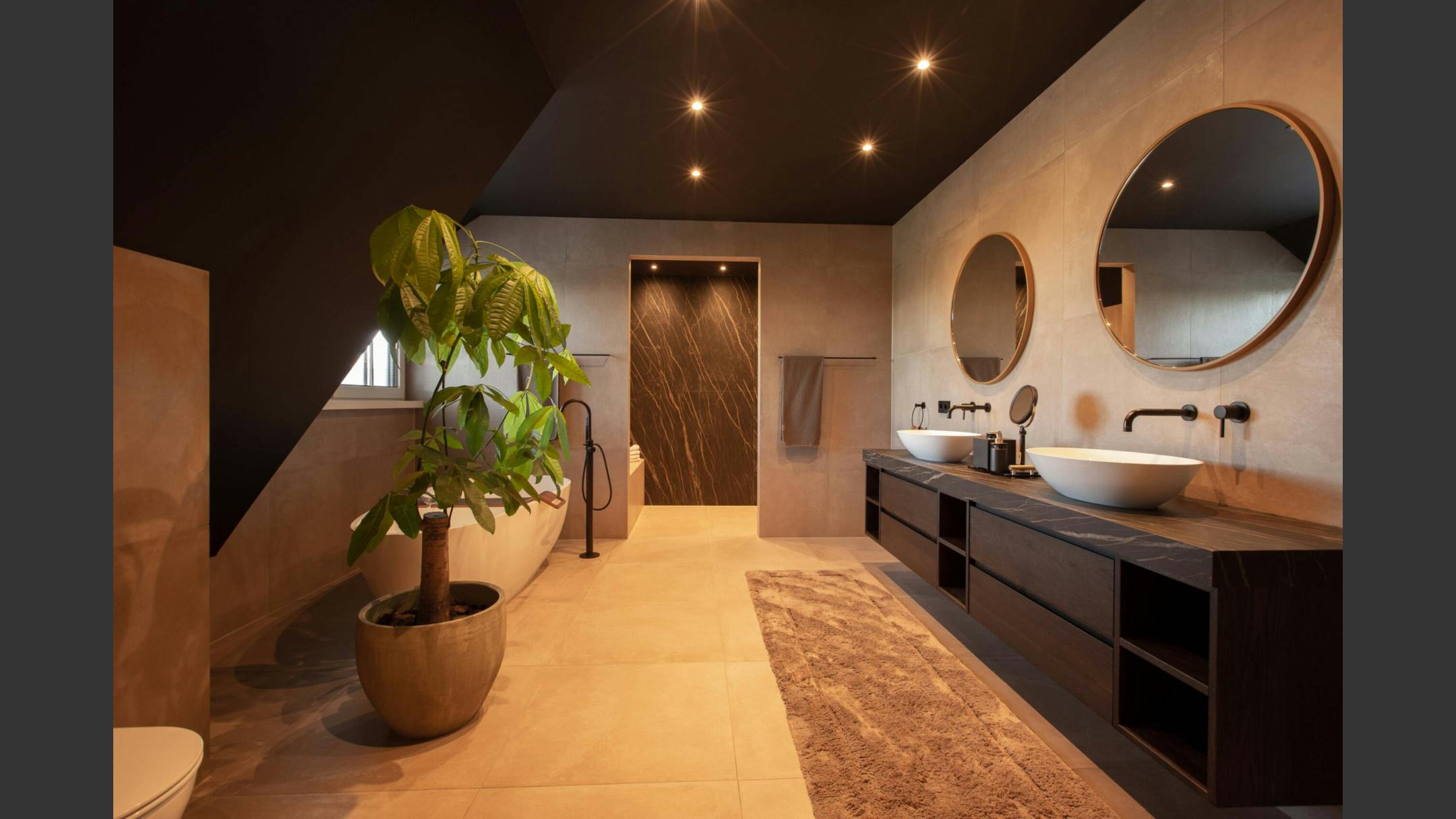 Keramische tegels in een ruime luxe badkamer