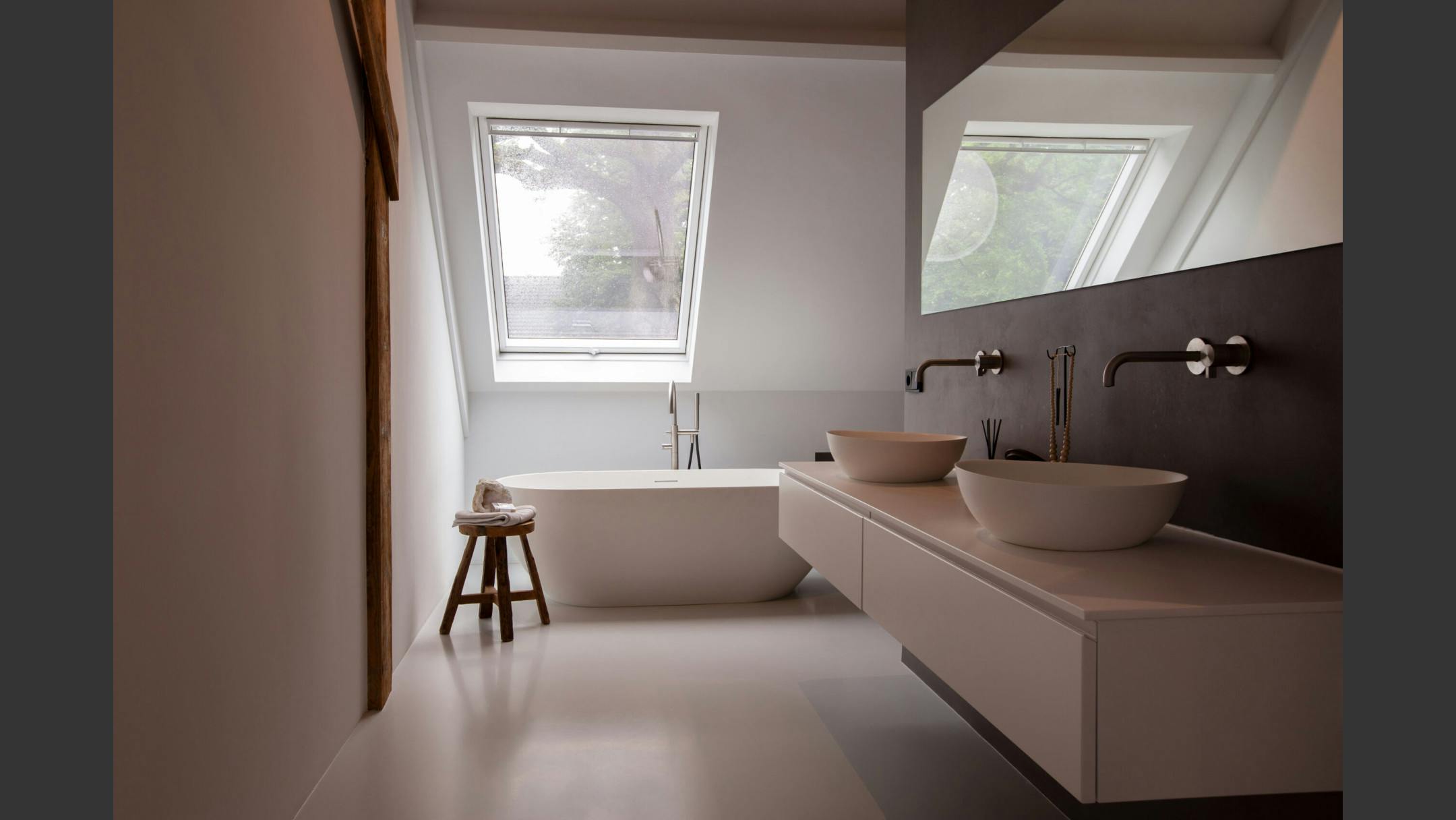 Een badkamer in Scandinavische stijl door het gebruik van witte kleuren en houten materialen.