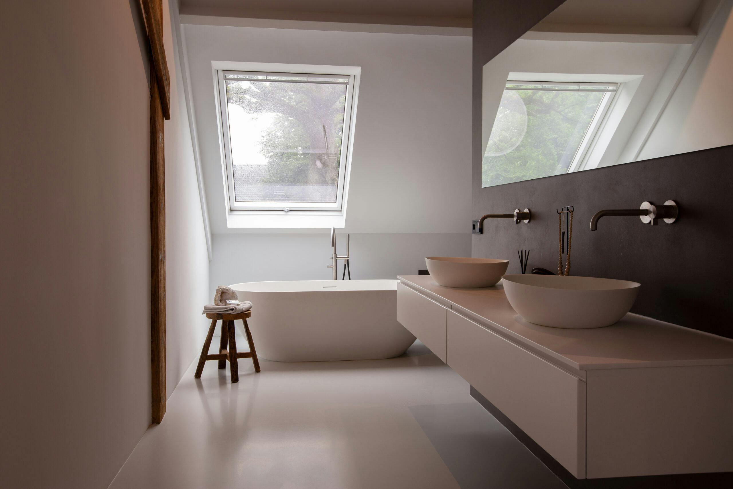 Een badkamer in Scandinavische stijl door het gebruik van witte kleuren en houten materialen.