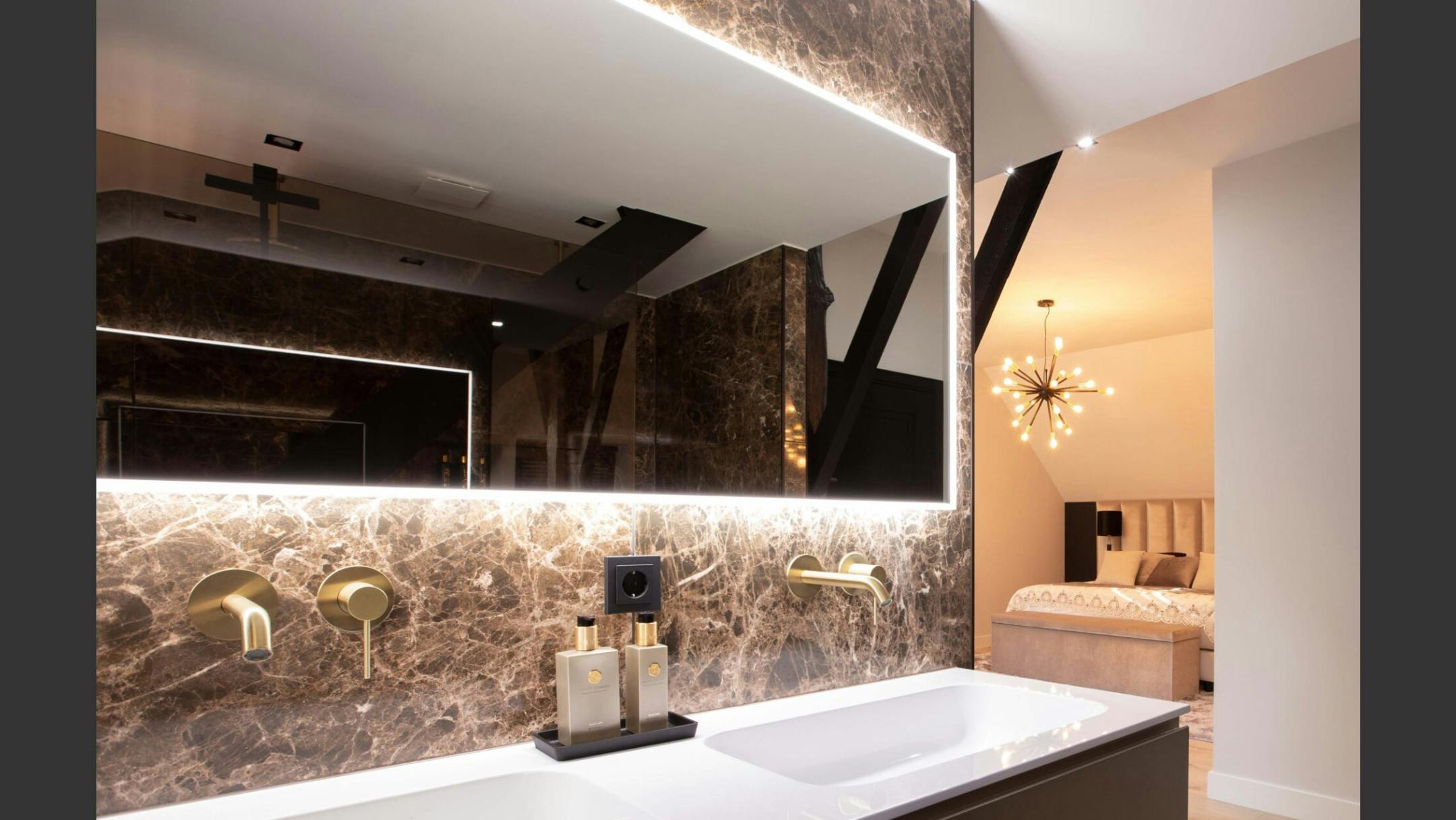 Warme stijl badkamer met bruine hout en marmer elementen