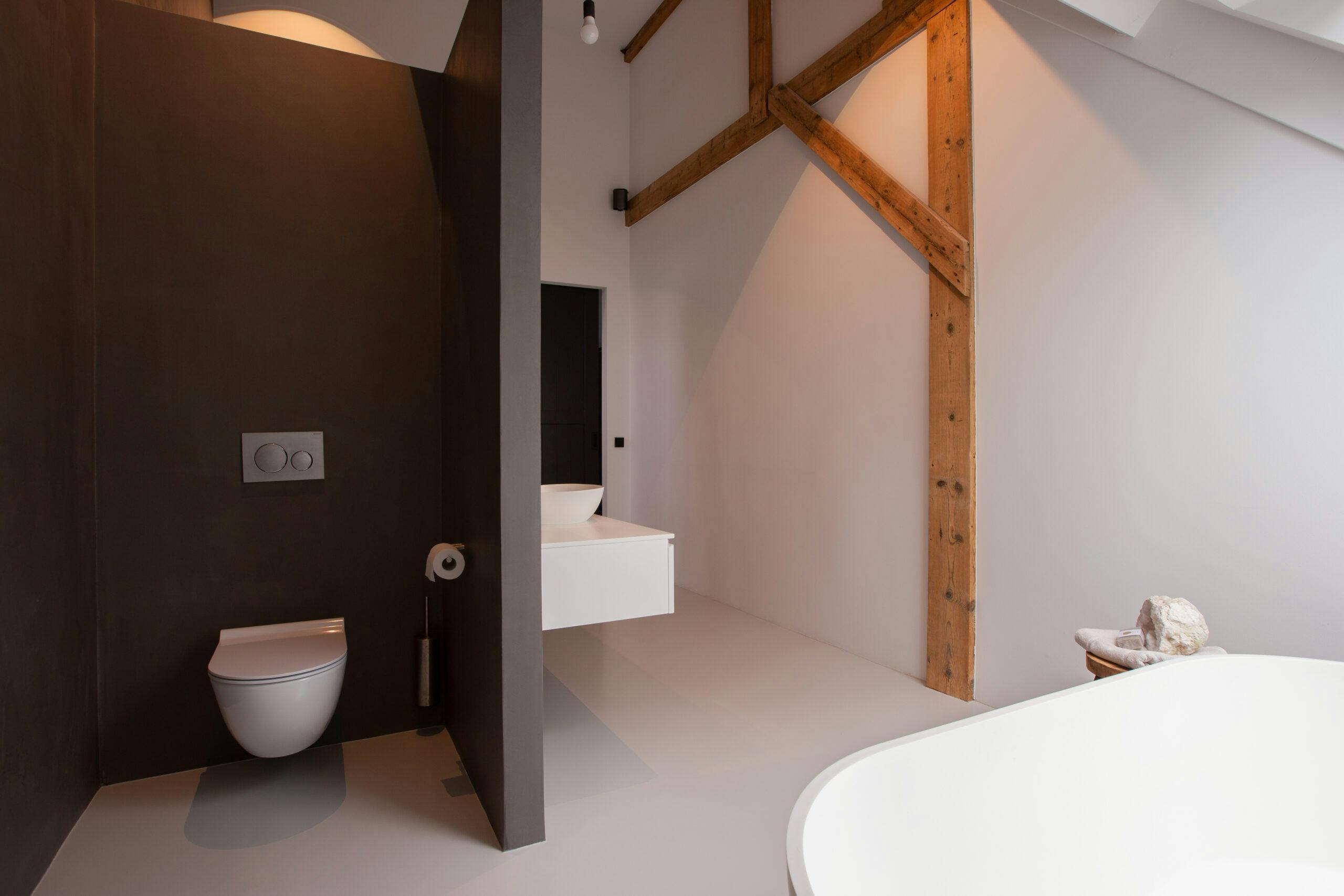 Een houten design in de witte Scandinavische badkamer.
