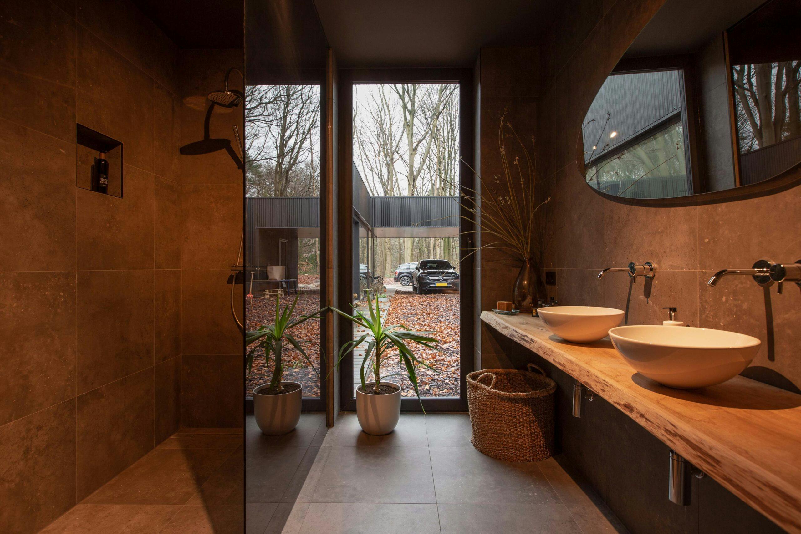 Een voorbeeld van een luxe badkamer met inloopdouche.