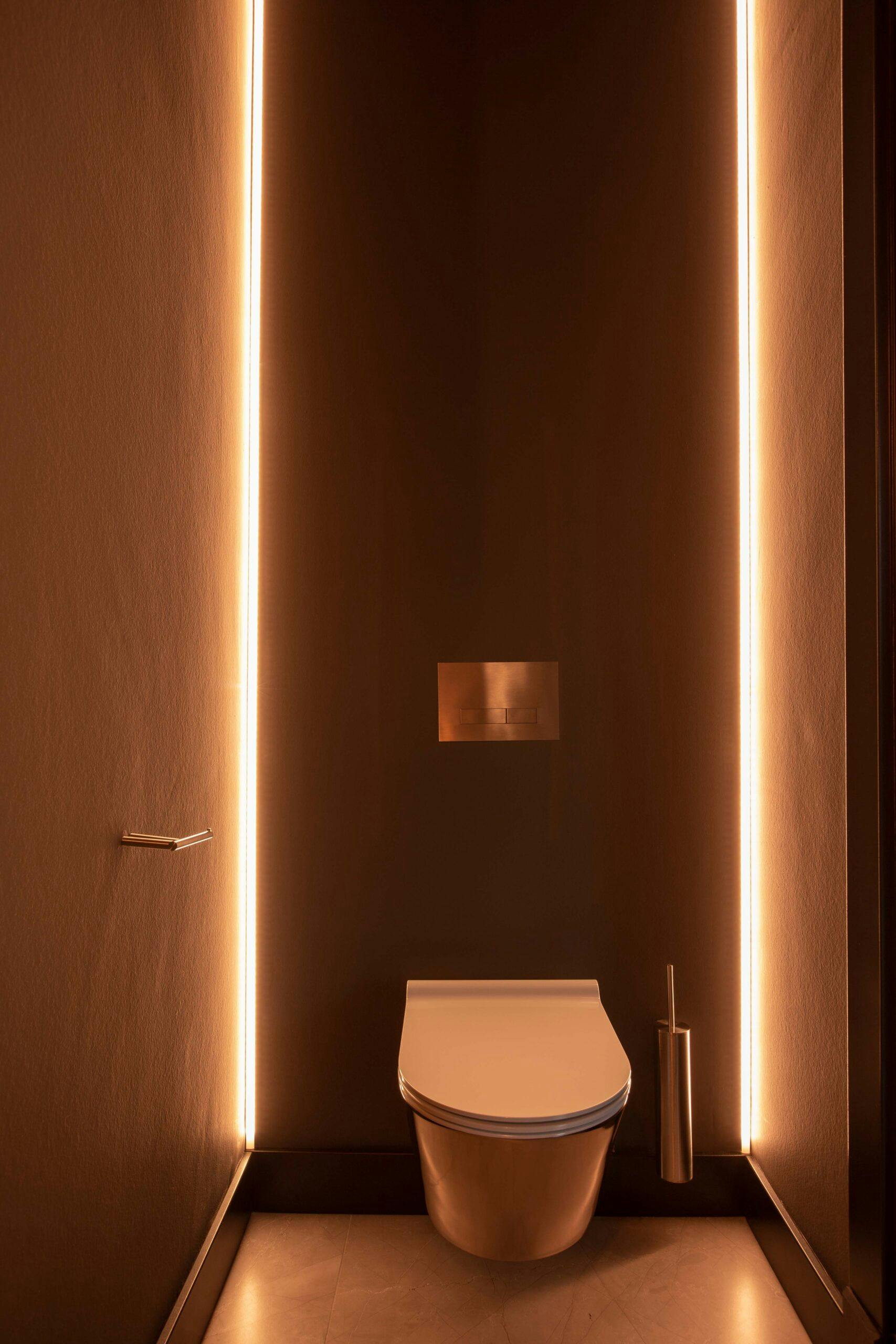 Design toilet met led lichten op de muur