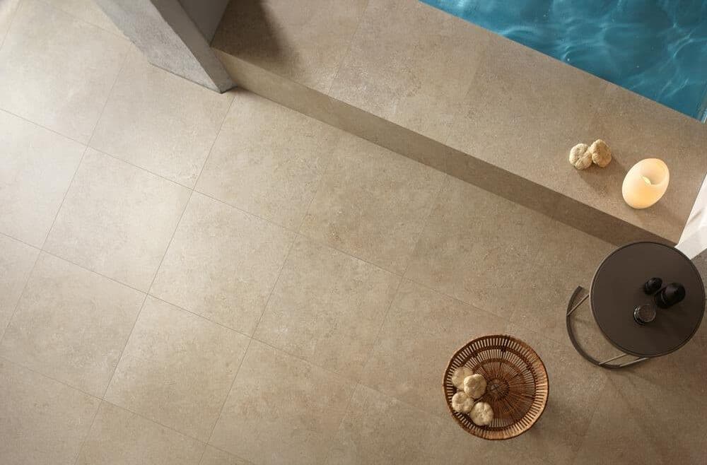 Witte natuusteenlook tegels in een badkamer