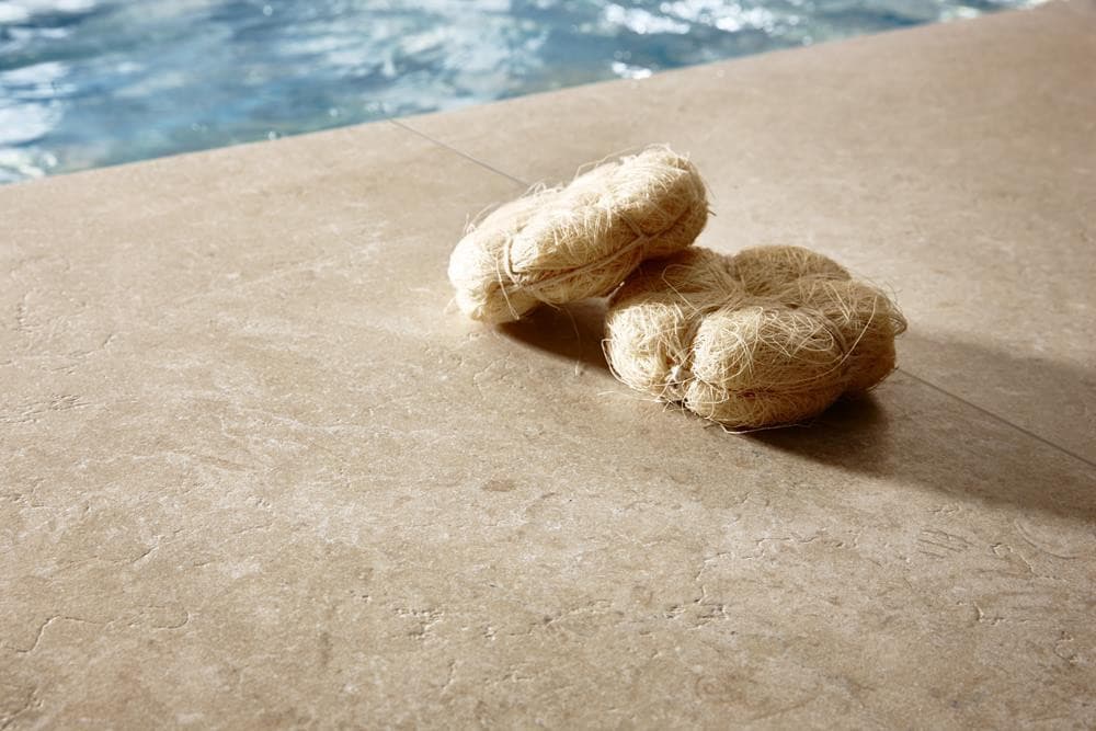 beige keramische natuursteen look tegels in een spa